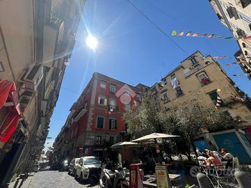NEGOZIO A NAPOLI
