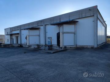 Capannone con ampio piazzale