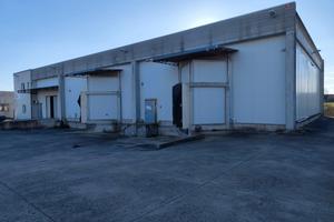 Capannone con ampio piazzale