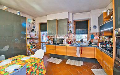 VILLA BIFAMILIARE CON INGRESSI SEPARATI, DUE GIARD