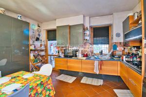 VILLA BIFAMILIARE CON INGRESSI SEPARATI, DUE GIARD