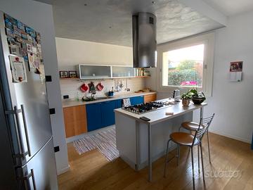 CUCINA IN LEGNO LACCATO  BLU PORO APERTO € 6.000