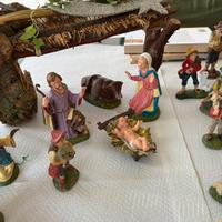 Presepe completo di statuine e ambiente