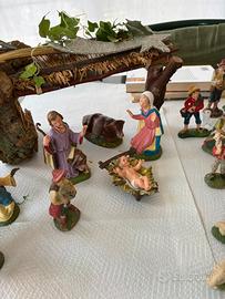Presepe completo di statuine e ambiente