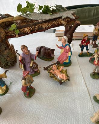 Presepe completo di statuine e ambiente