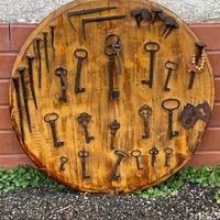 Pannelli legno con antichi utensili