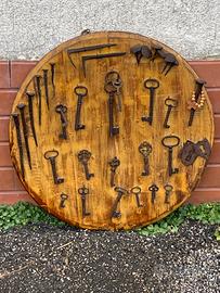 Pannelli legno con antichi utensili