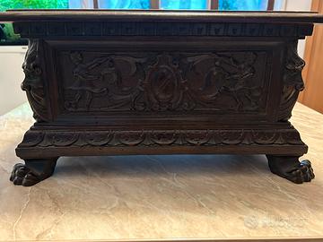 Bauletto in legno intagliato