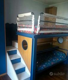 Cameretta bambini con letto a soppalco e armadio