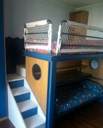 Cameretta bambini con letto a soppalco e armadio