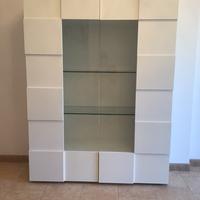 Mobile con ante in vetro