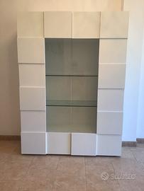 Mobile con ante in vetro