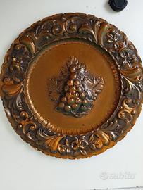Piatto decorativo sbalzato in rame
