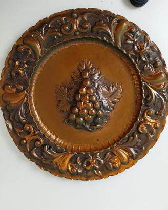 Piatto decorativo sbalzato in rame