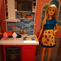 Barbie in cucina