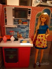 Barbie in cucina