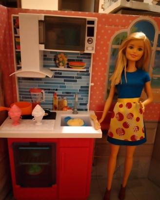 Barbie in cucina