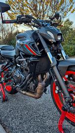 Yamaha MT-07 con scarico Akrapovic