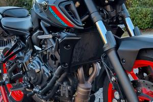 Yamaha MT-07 con scarico Akrapovic