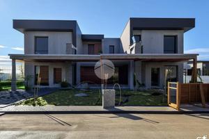 TRIFAMILIARE A DELLO