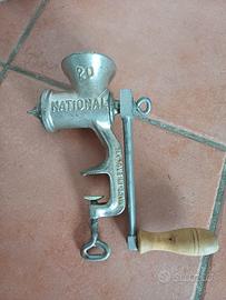 Tritacarne manuale vintage in ghisa