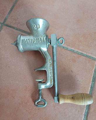 Tritacarne manuale vintage in ghisa