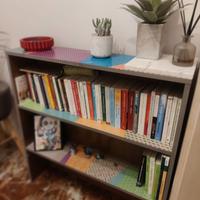 Credenza a giorno colorata