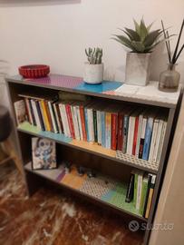 Credenza a giorno colorata