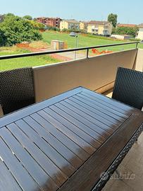 Tavolo da terrazzo o giardino con sedie