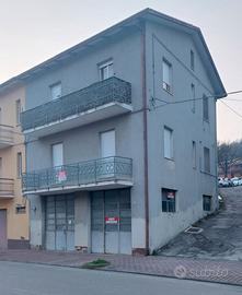 Edificio cielo-terra nel centro di Lunano