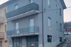 Edificio cielo-terra nel centro di Lunano