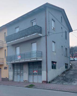 Edificio cielo-terra nel centro di Lunano