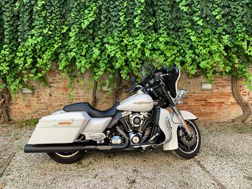 Harley Street Glide in bianco perlato