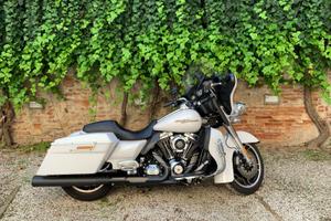 Harley Street Glide in bianco perlato