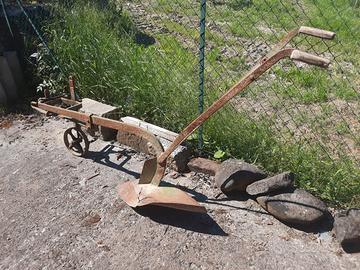 Aratro scalzatore manuale