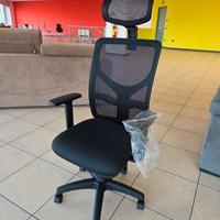 Sedia da ufficio ergonomica nera con poggiatesta