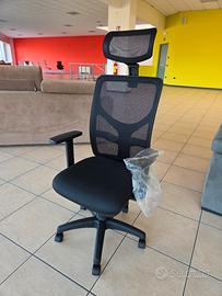 Sedia da ufficio ergonomica nera con poggiatesta