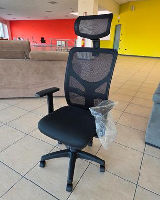 Sedia da ufficio ergonomica nera con poggiatesta