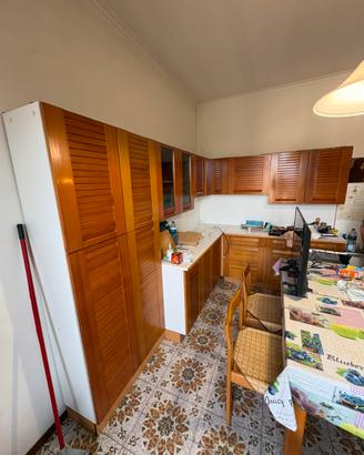 Cucina ad angolo in legno