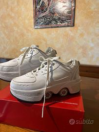 Scarpe con pattini a rotelle incorporate