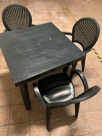 Tavolo da esterno/interno verde con sedie