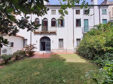 PALAZZETTO INDIPENDENTE CON GIARDINO