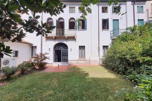PALAZZETTO INDIPENDENTE CON GIARDINO