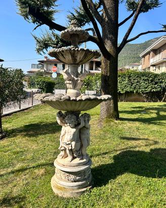 Fontana antica in cemento