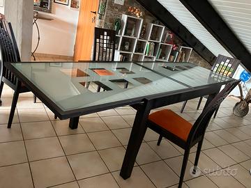 Tavolo da pranzo completo di 4 sedie