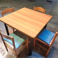 Tavolo estensibile con  4 sedie