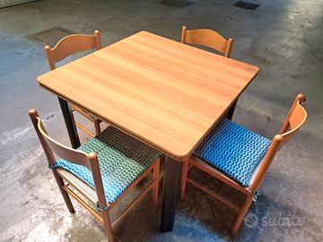 Tavolo estensibile con  4 sedie