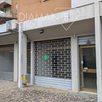 Locale commerciale con doppia vetrina