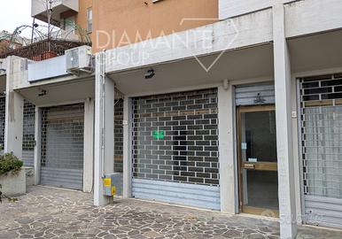 Locale commerciale con doppia vetrina