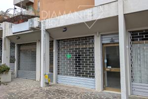 Locale commerciale con doppia vetrina